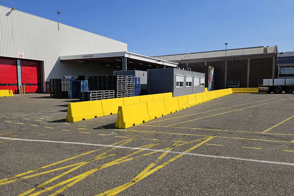 Gele betonbarriers voor bedrijfsterrein in Dongen 002