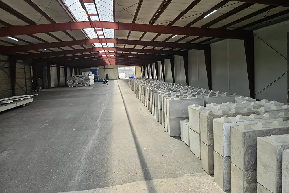 Legioblokken bedrijfshal betonnen stapelblokken muur 001
