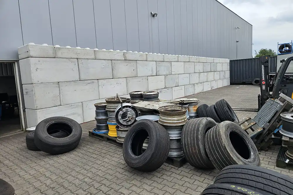 Mega blokken voor brandwerende wand buiten betonnen muur 004