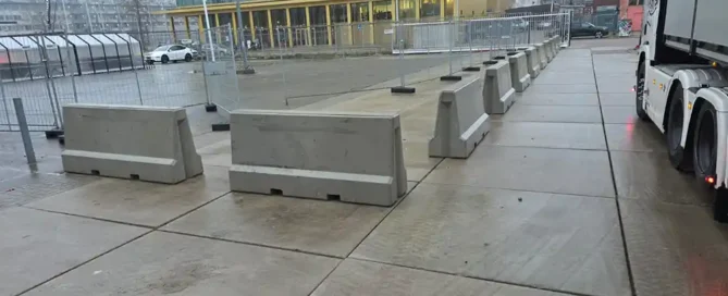 Betonnen barriers parkeerterrein