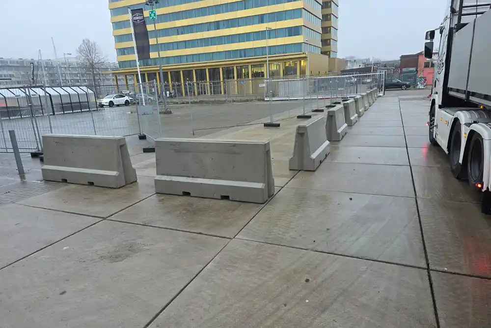 Betonnen barrier parkeerterrein amsterdam Betonnen barriers parkeerterrein