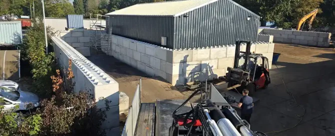 megablokken van beton voor beveiliging en terreinafscheiding